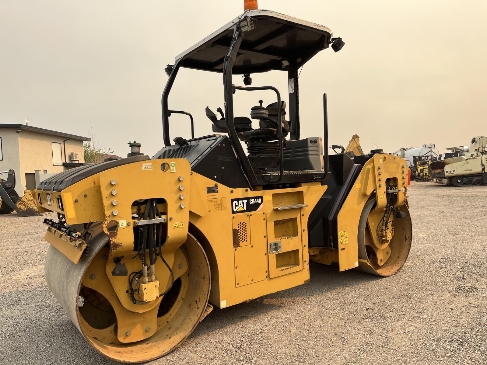 COMPACTADOR CATERPILLAR CB44B